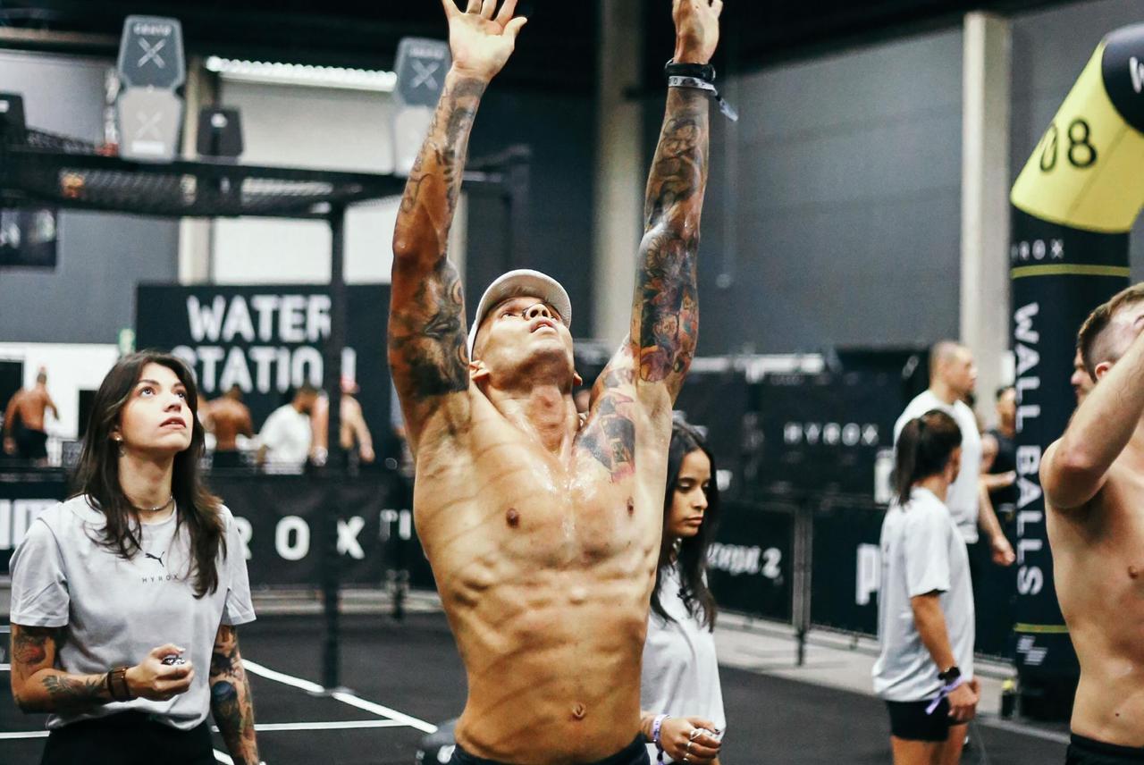 Victor Tavares celebrando após prova HYROX